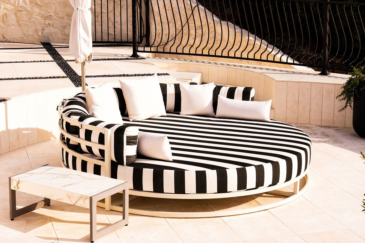 Bravada Round Daybed 2 Bravada Round Daybed - Image 2