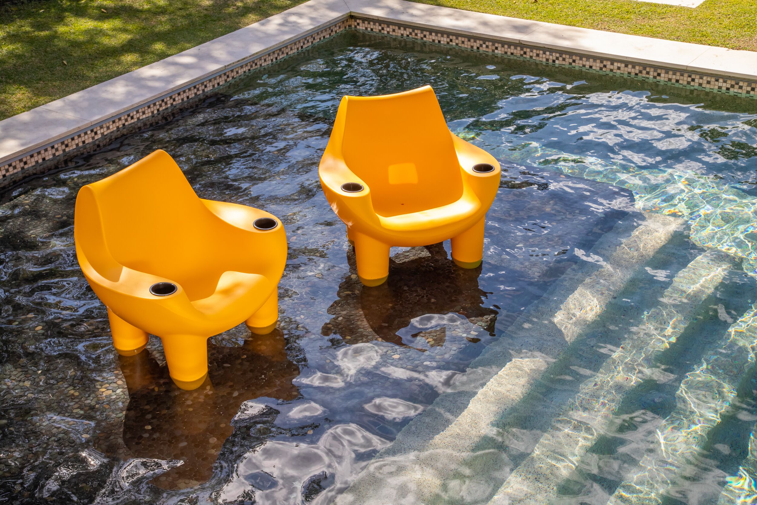 Mibster Chair w/Cup Holders 4 Mibster Chair w/Cup Holders - Image 4
